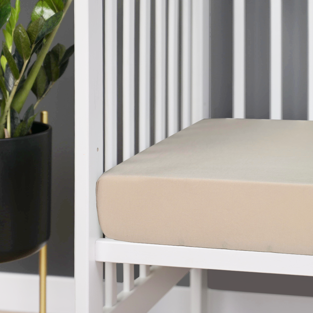 Prześcieradło-bambusowe-beżowe-lifestyle Przescieradlo bambusowe bezowe lifestyle - Materac dla dziecka i niemowlaka