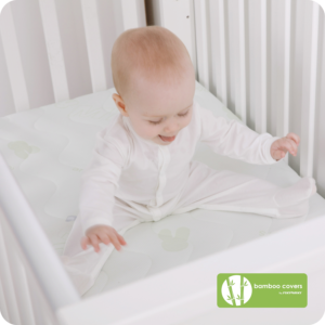 dzieciak siedzacy na lozeczku - Materac dla dziecka i niemowlaka