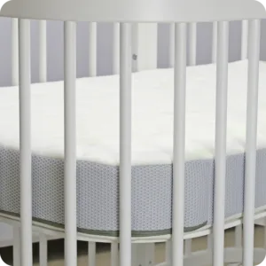 w lozeczku zblizenie 900x900 1 - Materac dla dziecka i niemowlaka