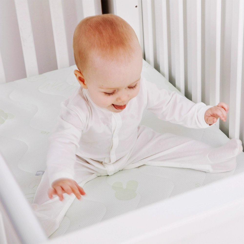 Materac do łóżeczka Bezpieczny Maluch - Materac dla dziecka i niemowlaka Lifstyle bamboo chlopiec siedzacy w lozeczku - Materac dla dziecka i niemowlaka